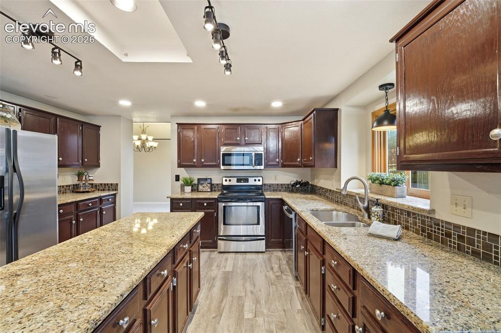 Image 13 of 50: Kitchen