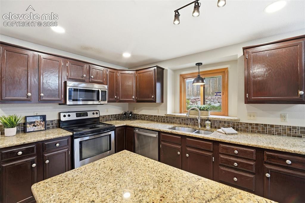Image 14 of 50: Kitchen