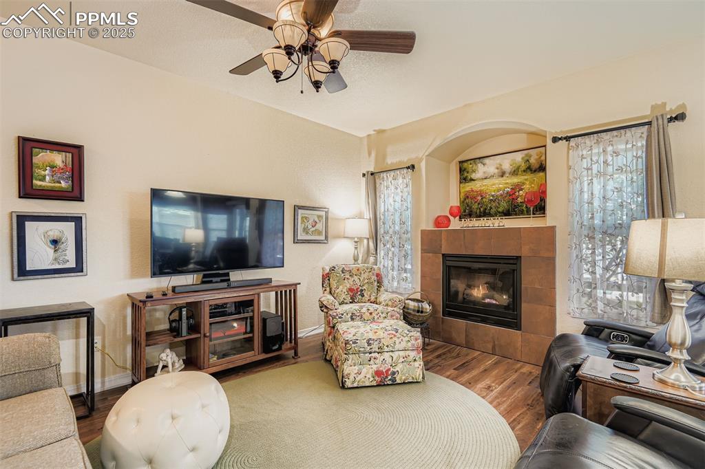 Image 7 of 29: Living room