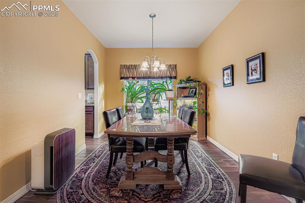 Image 9 of 29: Dining area 