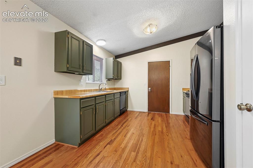 Image 12 of 35: Kitchen