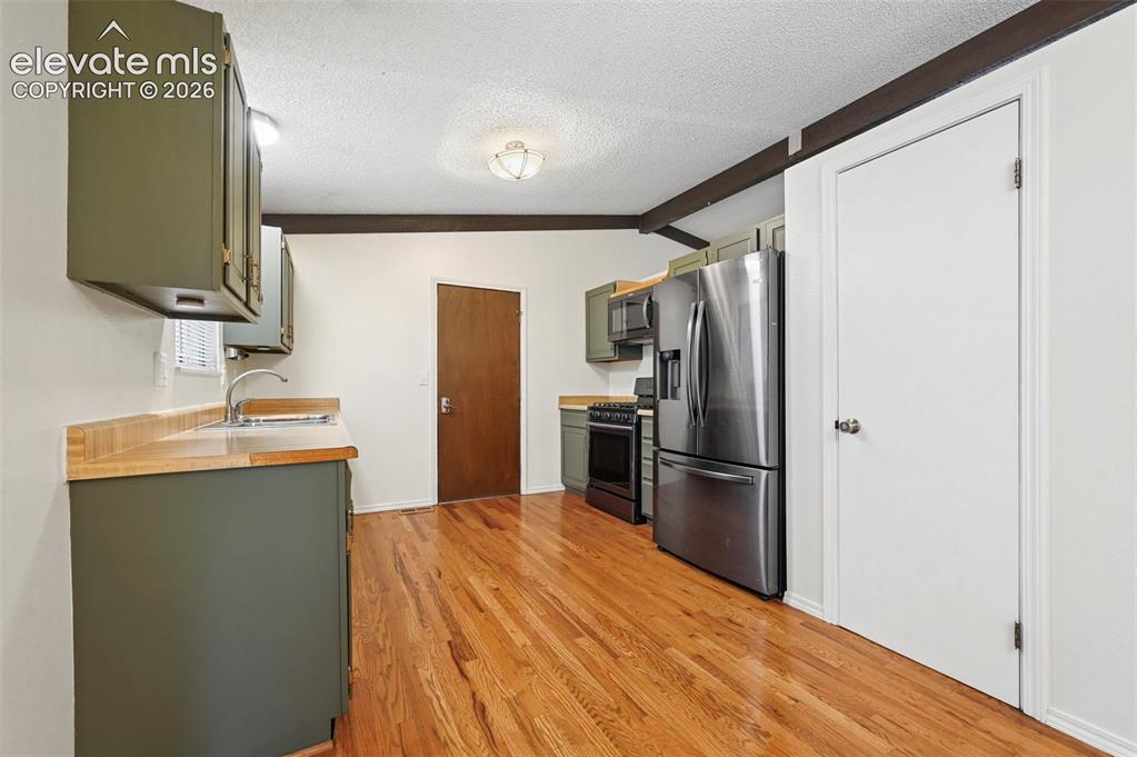 Image 13 of 35: Kitchen