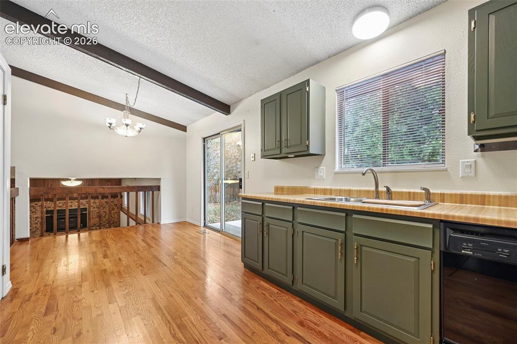 Image 14 of 35: Kitchen