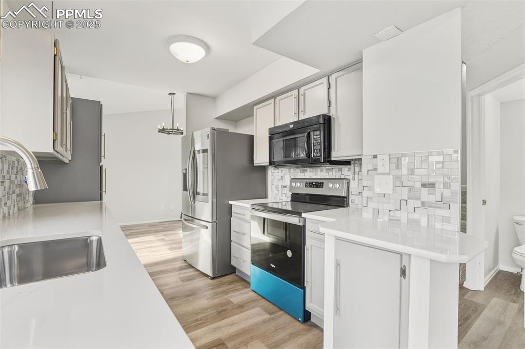 Image 10 of 35: Kitchen