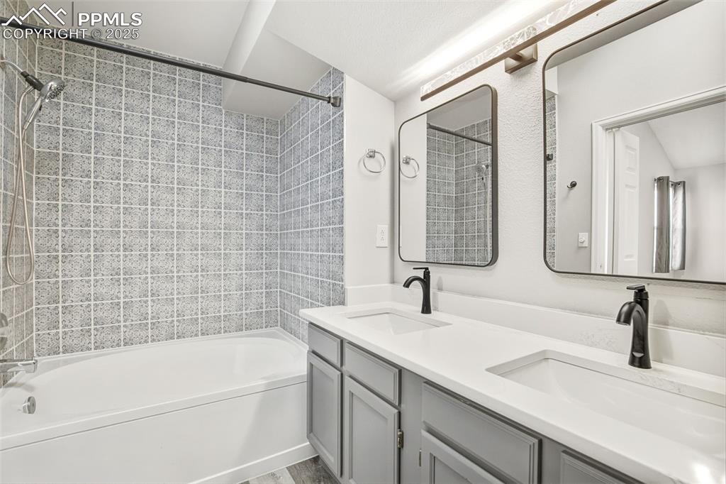 Image 20 of 35: Bathroom