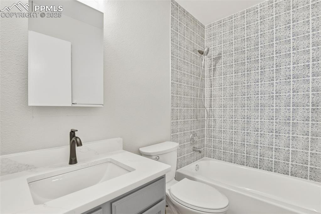 Image 23 of 35: Bathroom