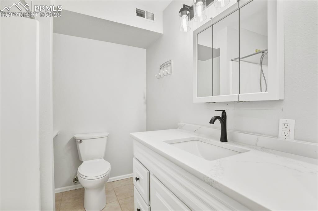 Image 27 of 35: Bathroom