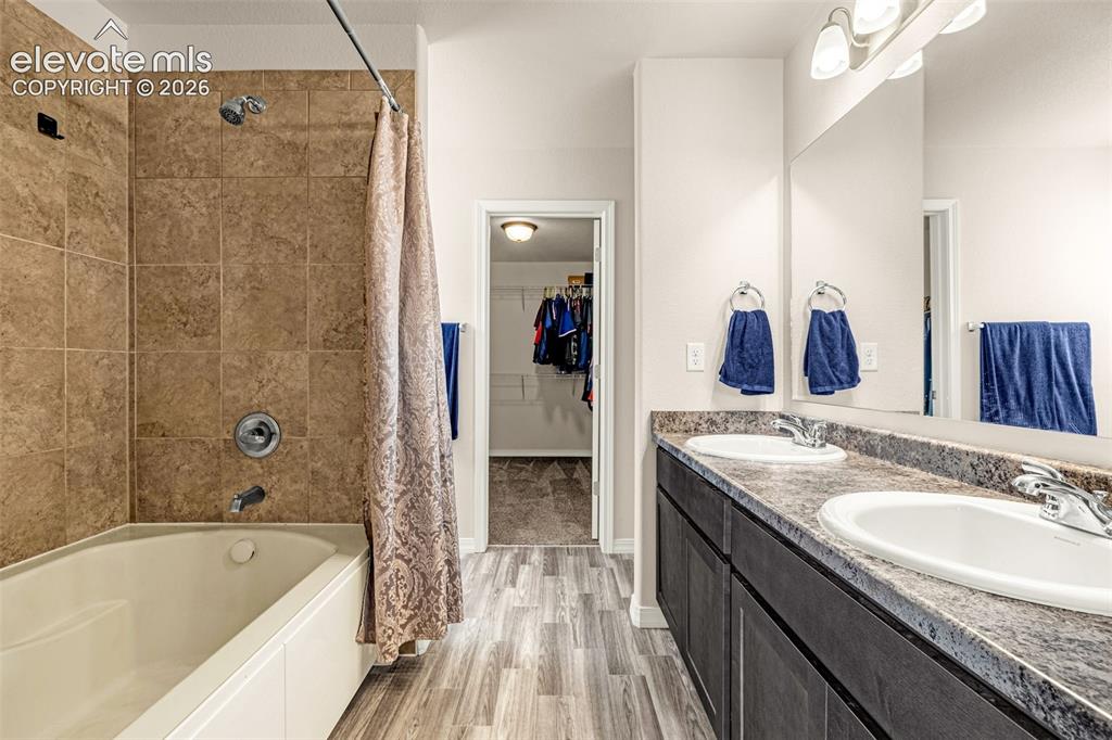 Image 16 of 31: Bathroom