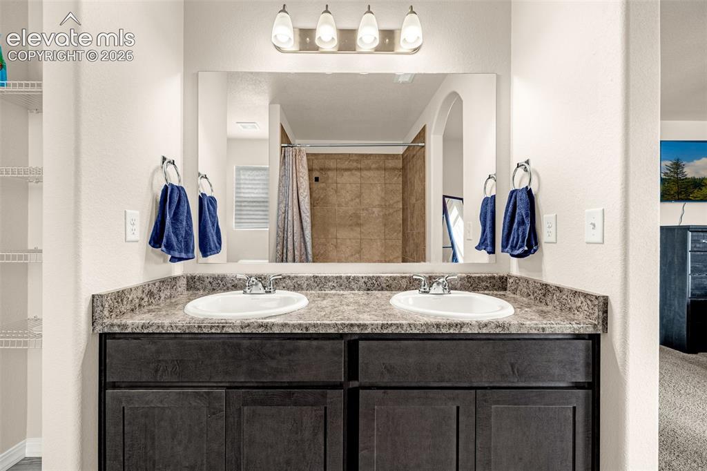 Image 17 of 31: Bathroom