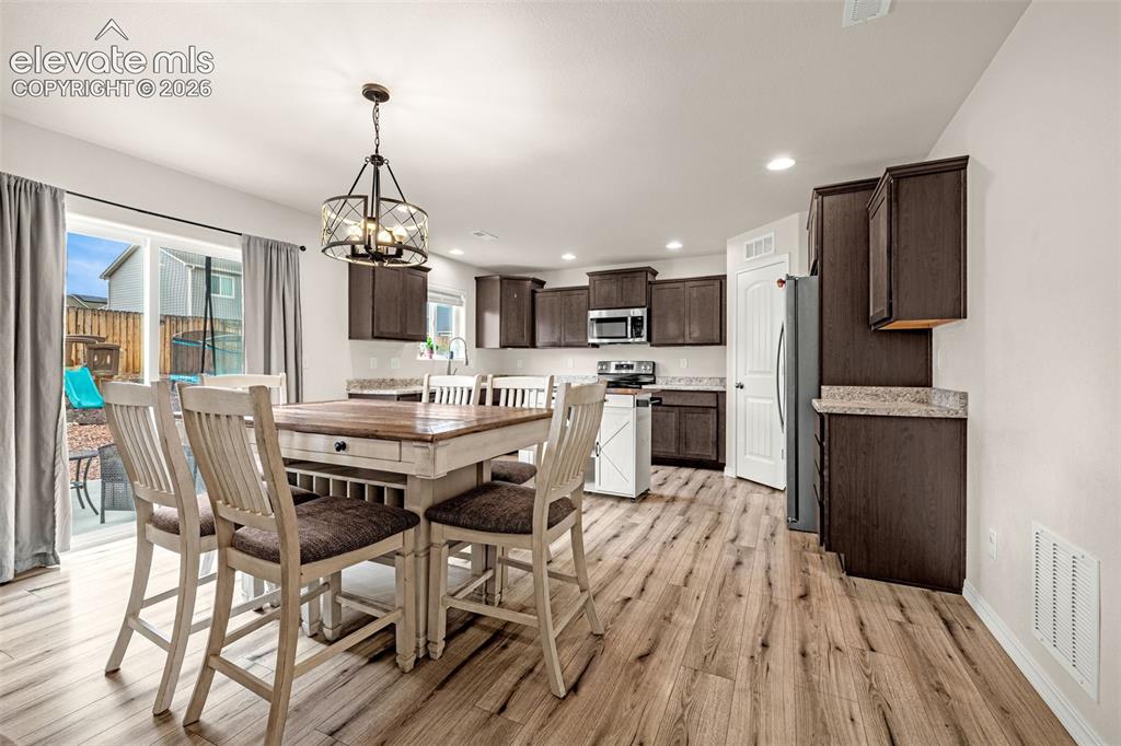 Image 6 of 31: Dining Area