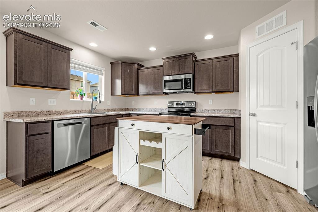 Image 7 of 31: Kitchen