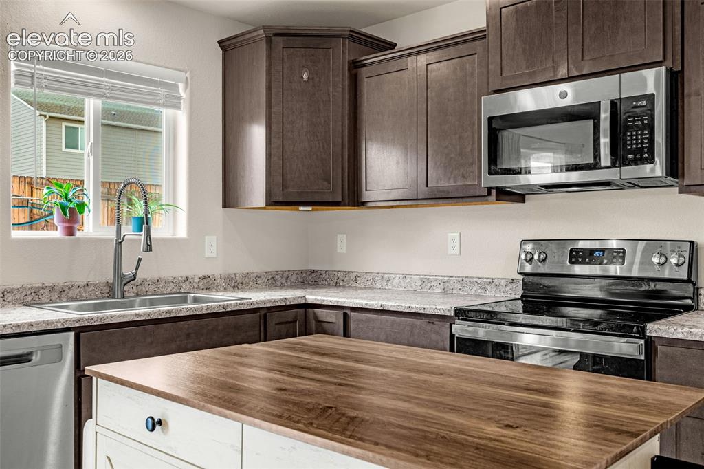 Image 8 of 31: Kitchen