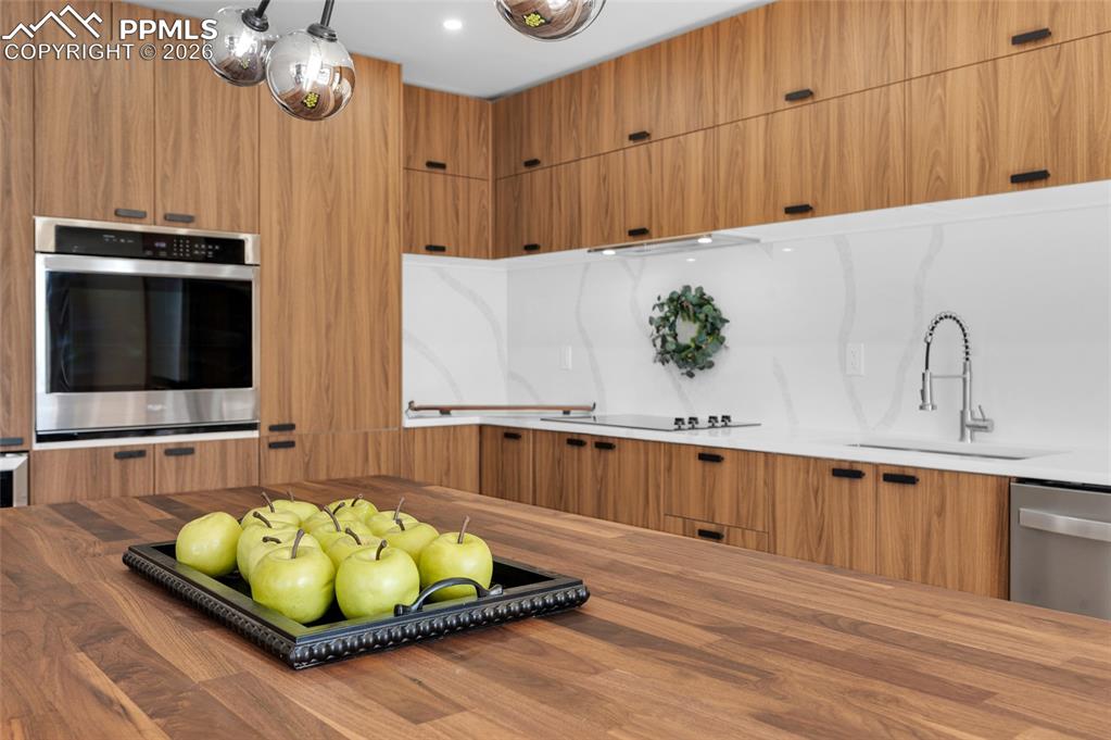 Image 13 of 50: Living Room