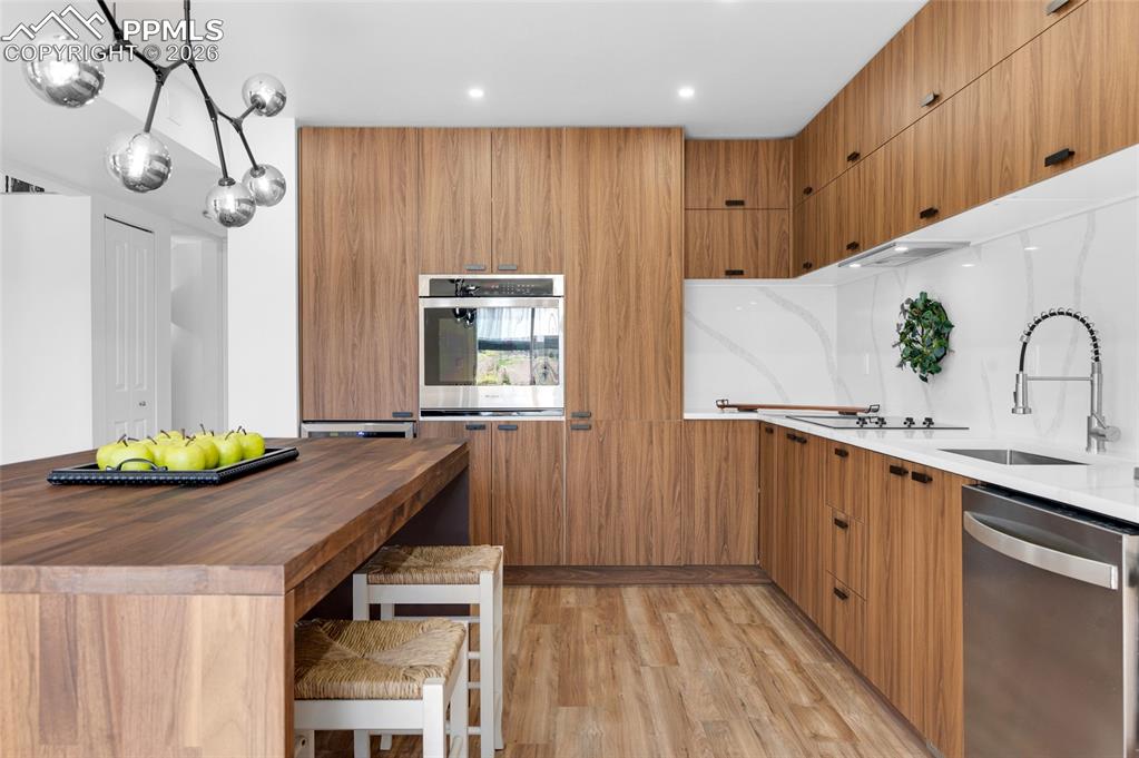 Image 14 of 50: Kitchen