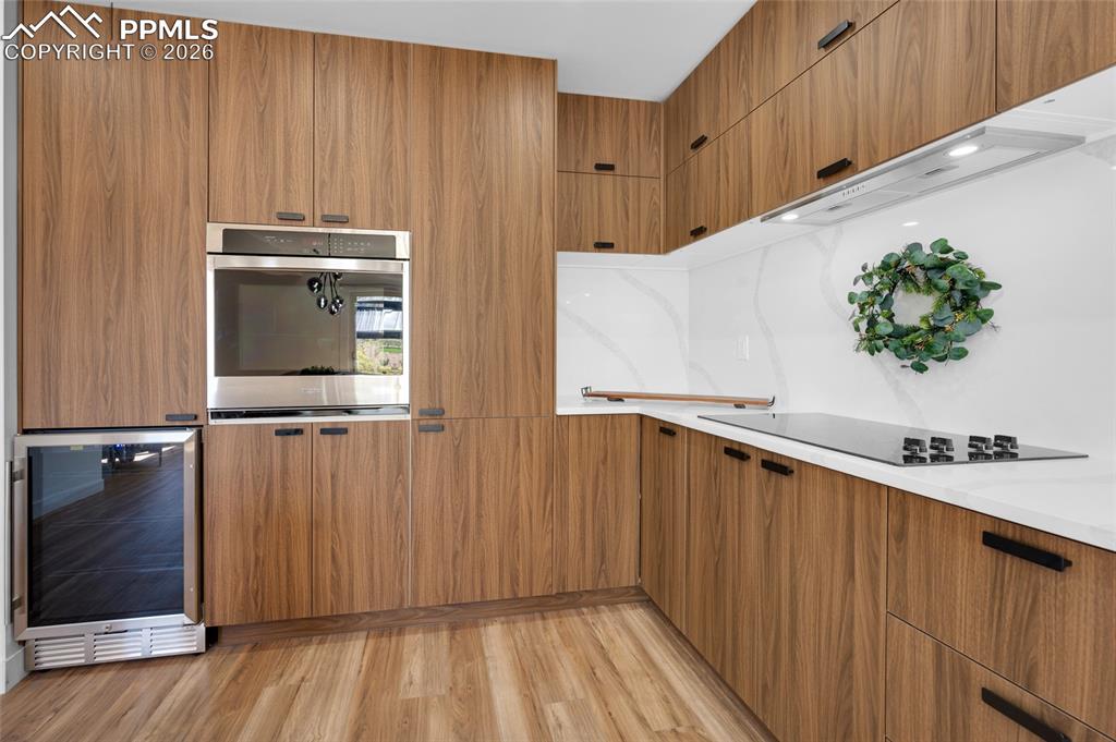 Image 15 of 50: Kitchen