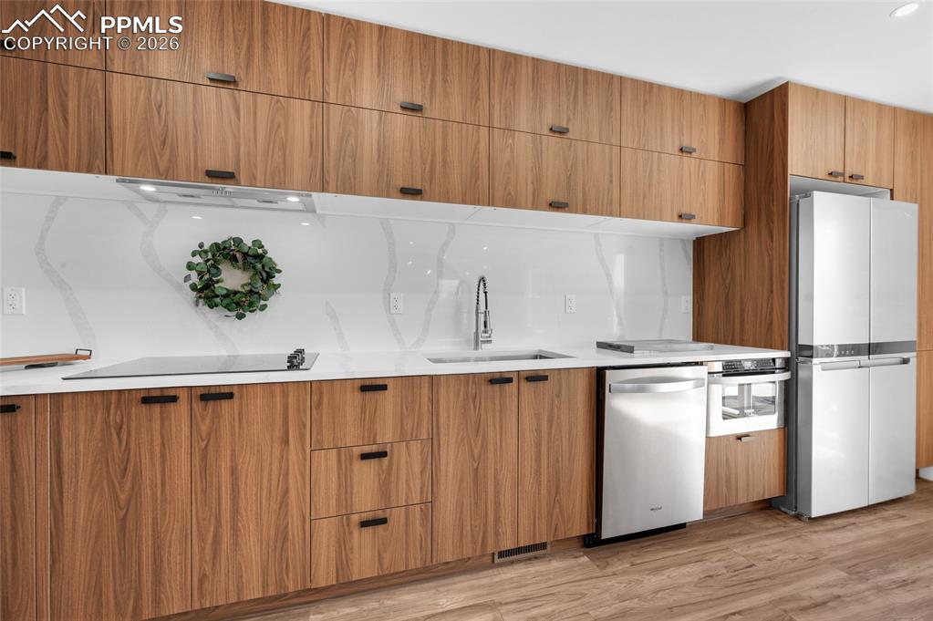 Image 16 of 50: Kitchen