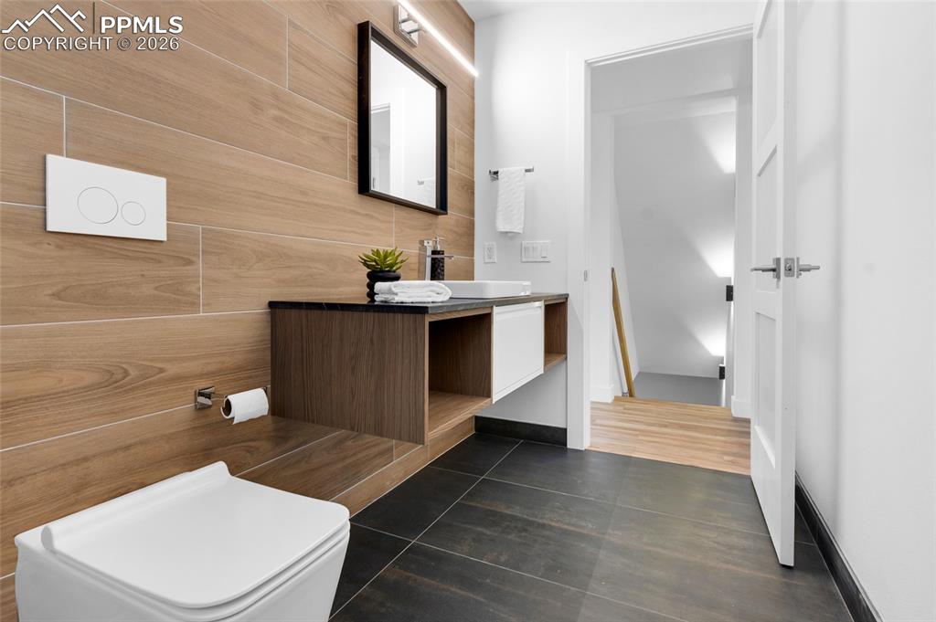 Image 18 of 50: Kitchen