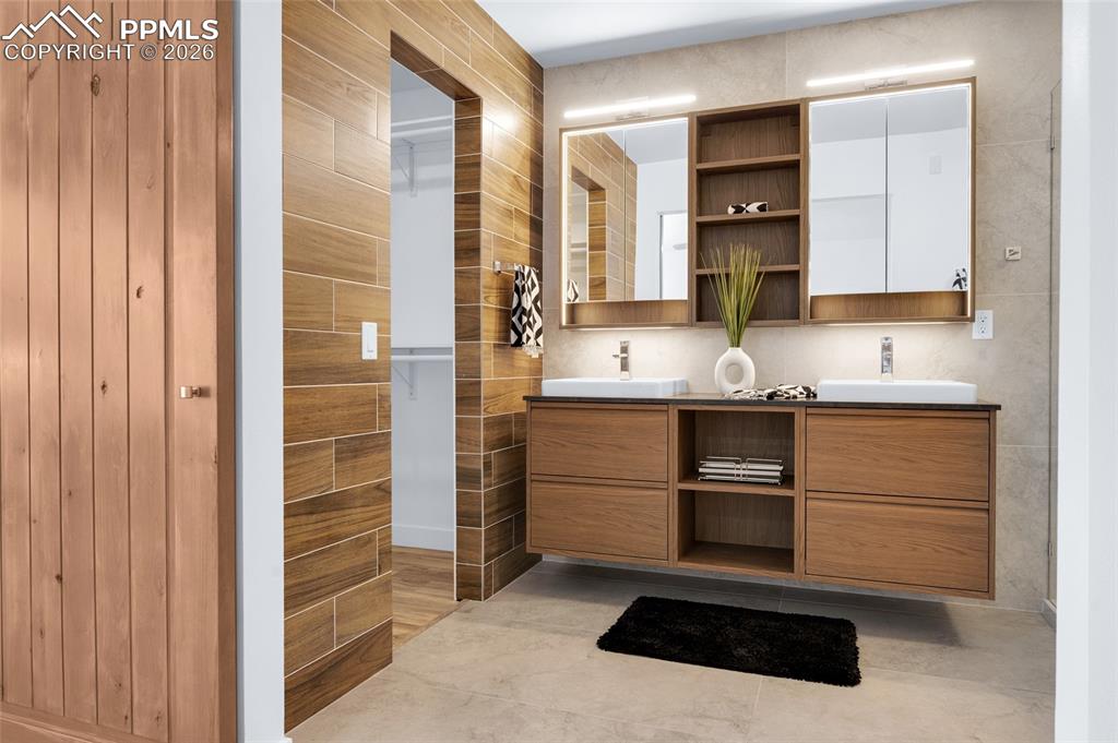 Image 22 of 50: Bedroom