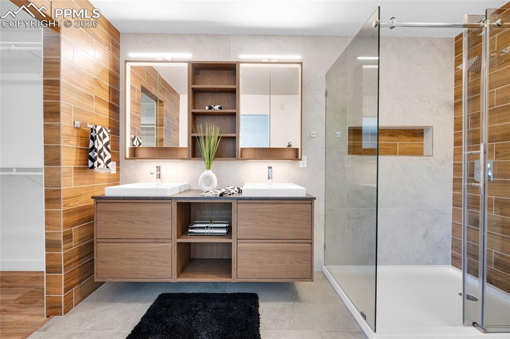 Image 23 of 50: Bedroom