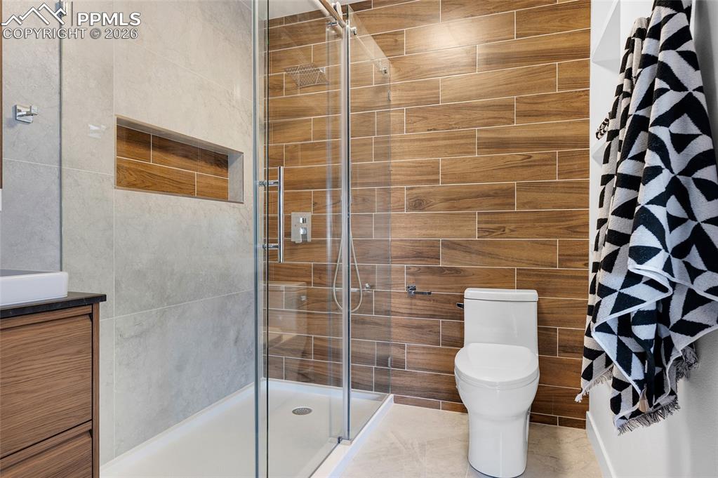 Image 24 of 50: Bedroom