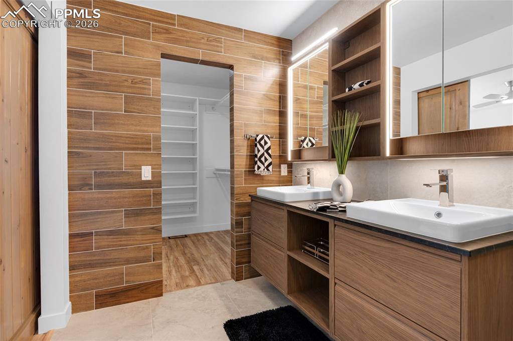 Image 25 of 50: Bathroom