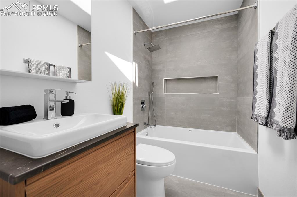 Image 27 of 50: Bathroom