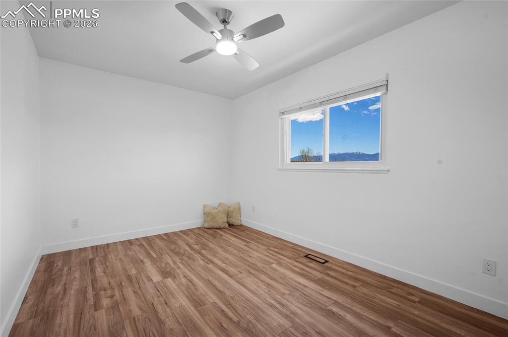 Image 31 of 50: Bathroom