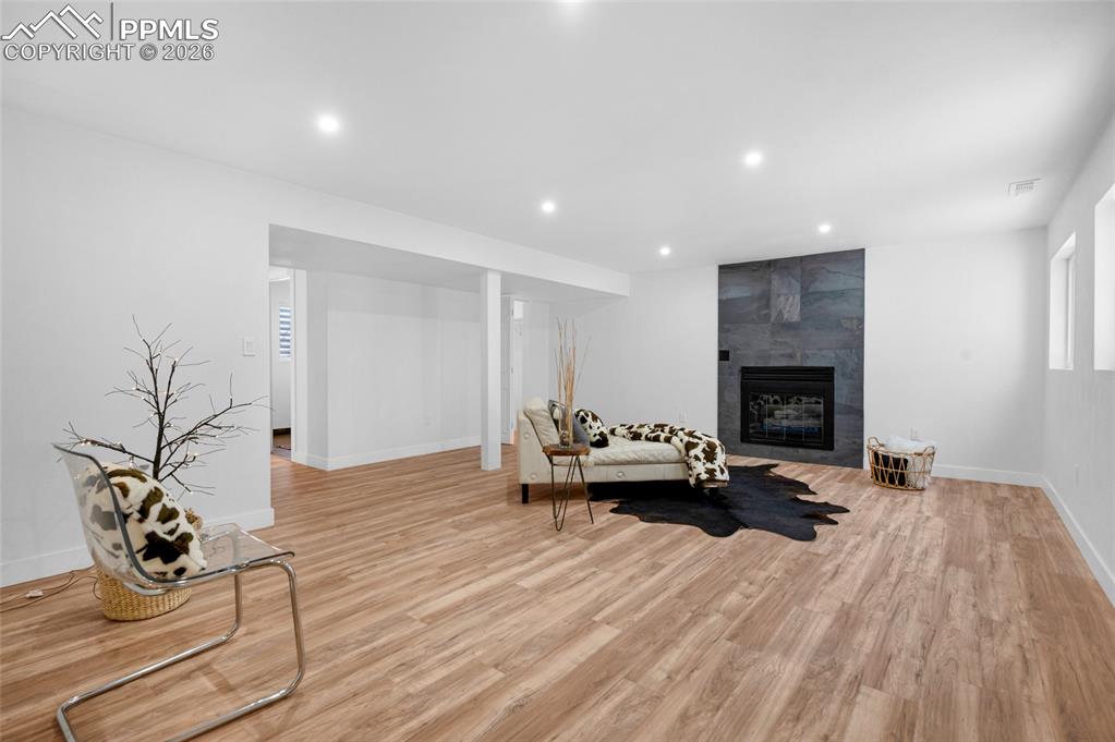 Image 33 of 50: Bedroom