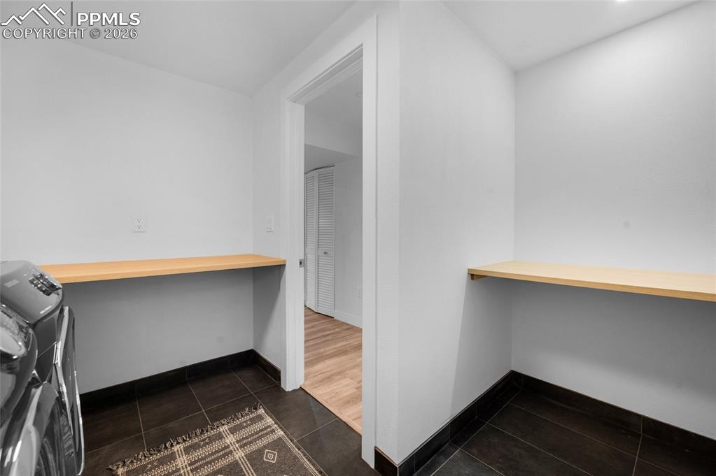 Image 39 of 50: Bedroom