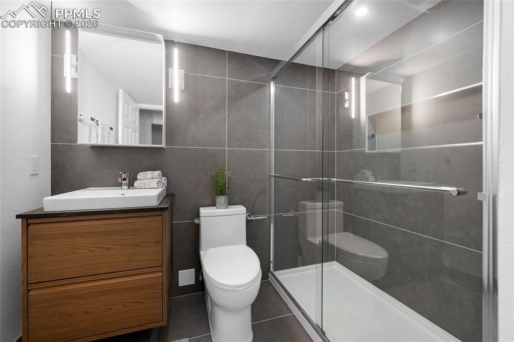 Image 40 of 50: Living Room