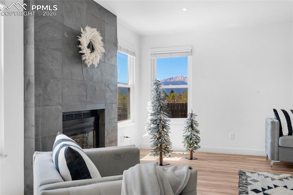 Image 7 of 50: Entry