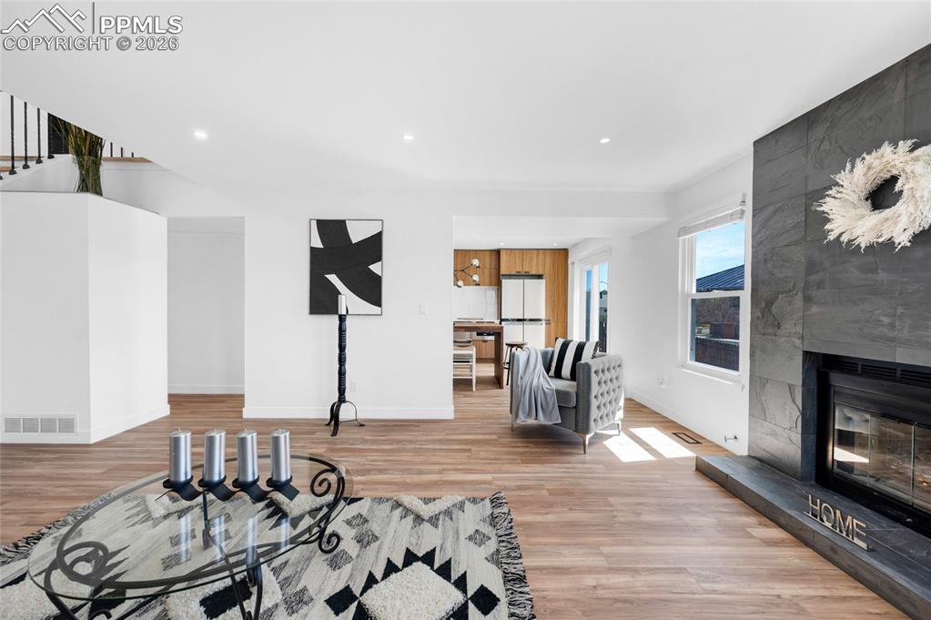 Image 8 of 50: Living Room