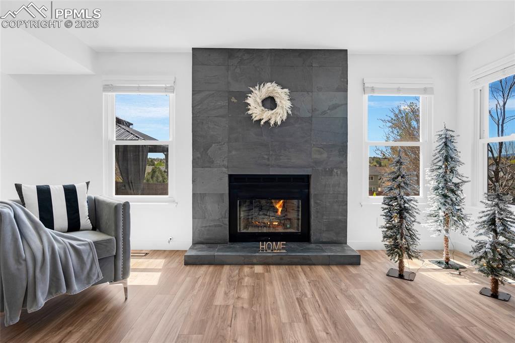 Image 9 of 50: Living Room