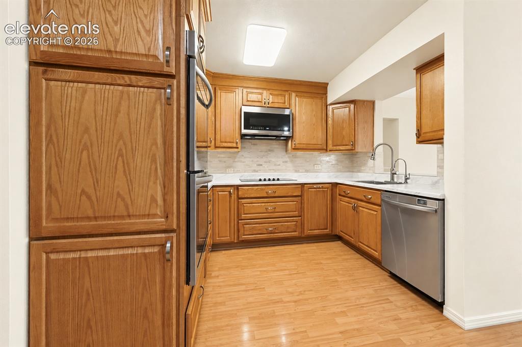 Image 22 of 44: Kitchen