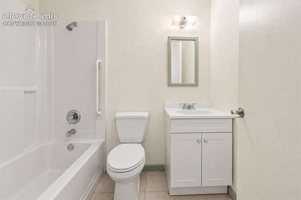 Image 40 of 44: Bathroom