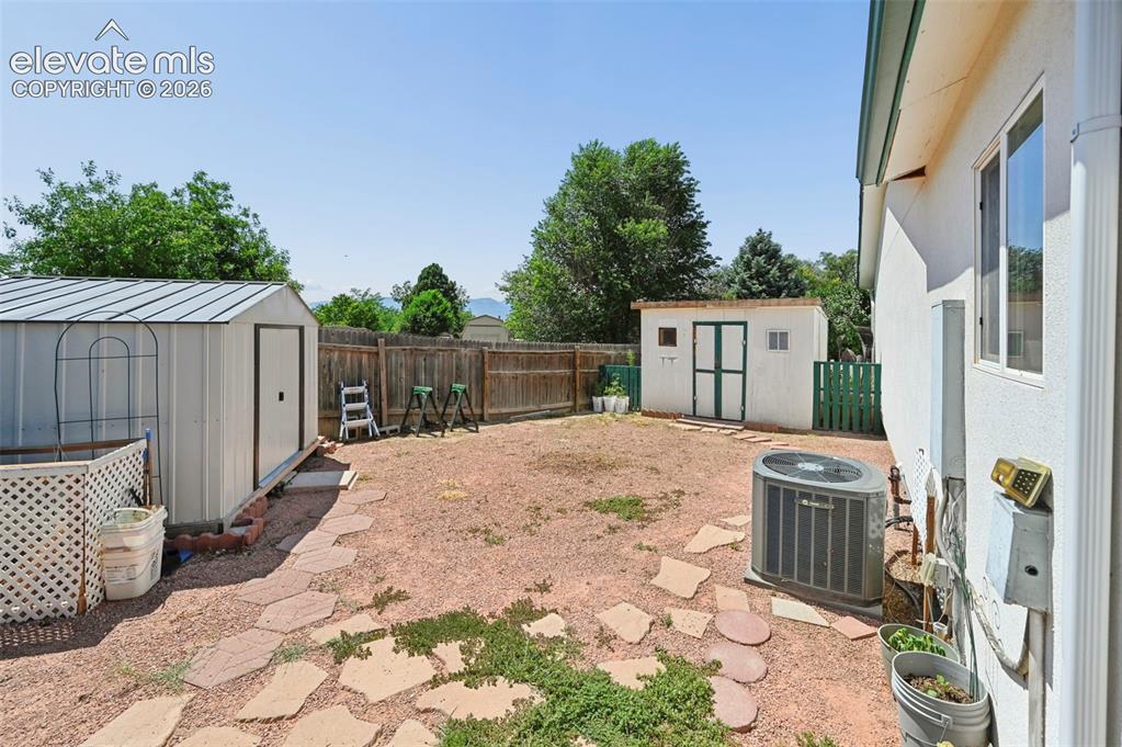 Image 43 of 44: Yard