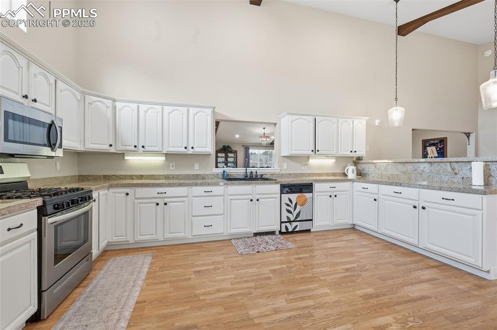Image 14 of 46: Kitchen