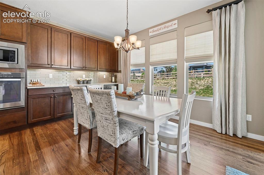 Image 15 of 50: Dining Area