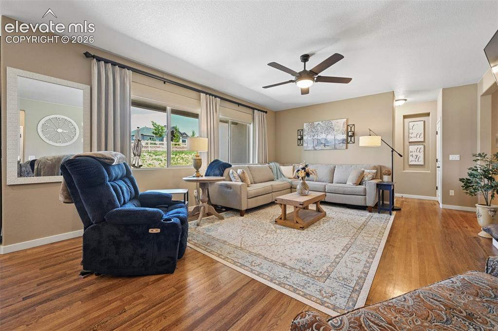 Image 8 of 50: Living Room