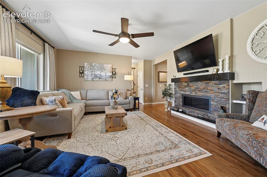 Image 9 of 50: Living Room