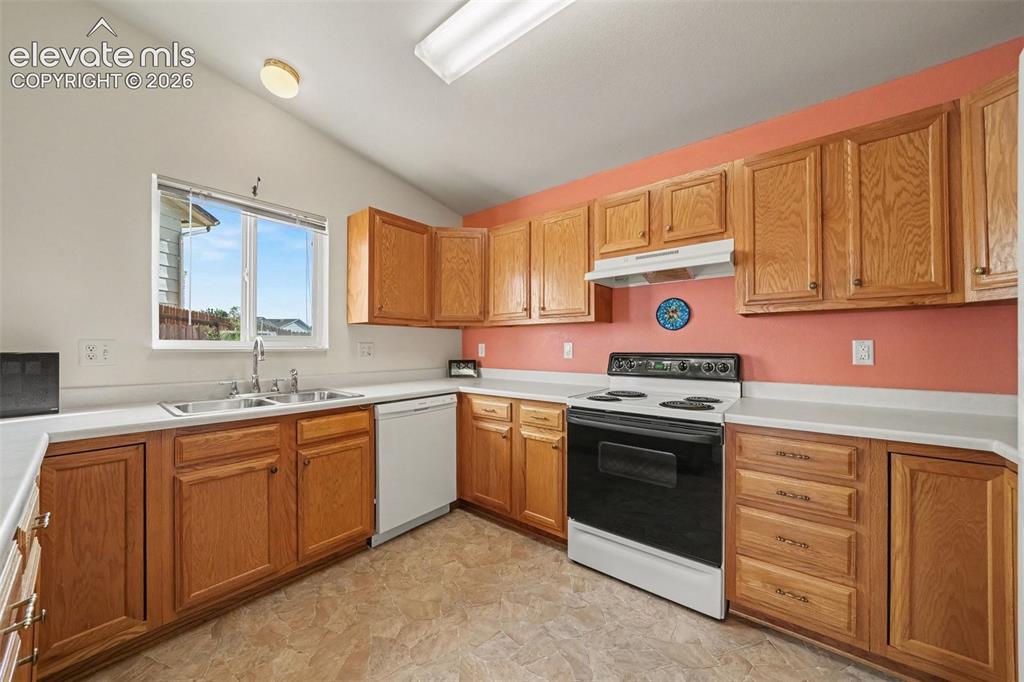 Image 11 of 33: Kitchen