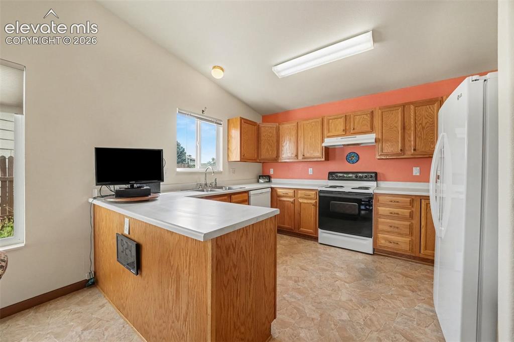 Image 12 of 33: Kitchen