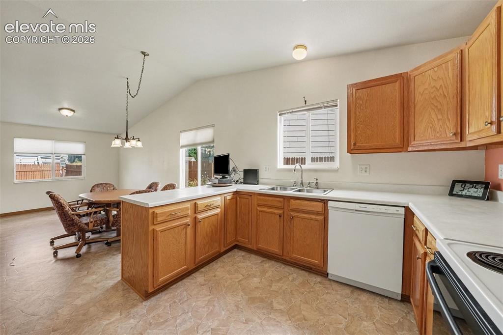 Image 9 of 33: Kitchen