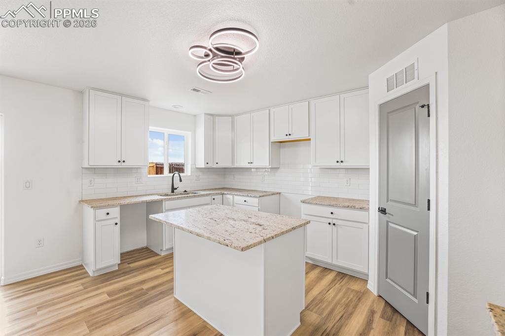 Image 14 of 49: Kitchen