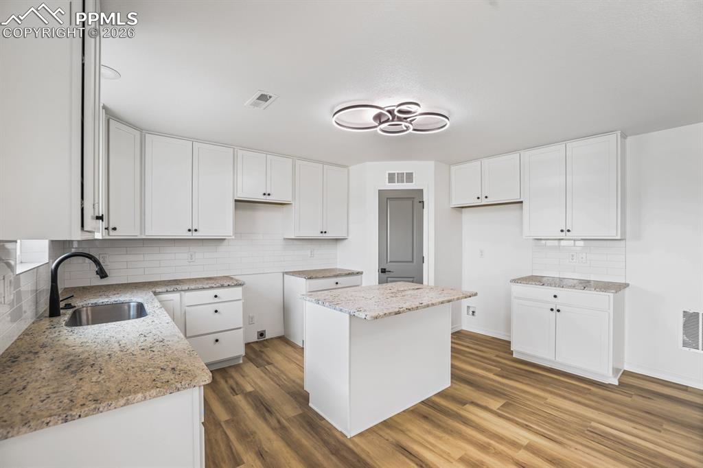 Image 15 of 49: Kitchen