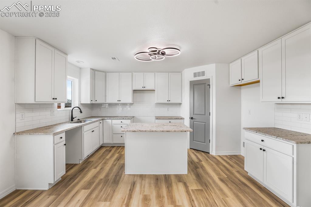 Image 16 of 49: Kitchen