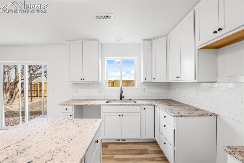 Image 17 of 49: Kitchen