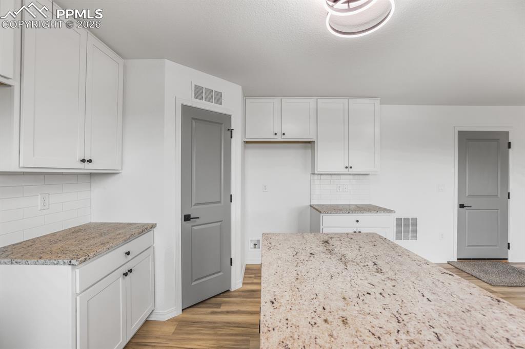 Image 18 of 49: Kitchen