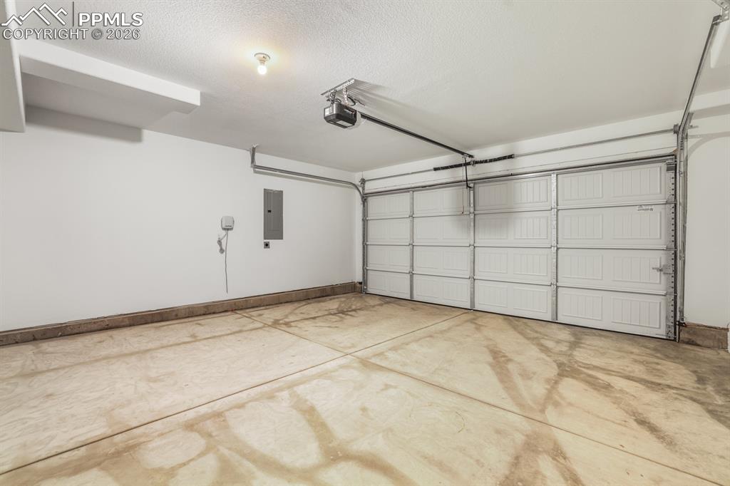 Image 41 of 49: Garage