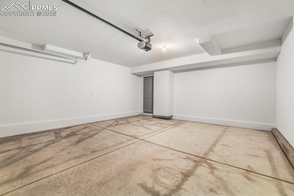 Image 43 of 49: Garage